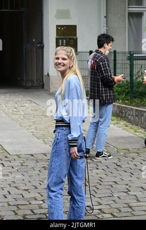 Katharina Kock aka Toni am Set bei Dreharbeiten zur Reality-Daily-Soap `Berlin - Tag und Nacht`am Paul-Lincke-Ufer. Berlin, 29.08.2022 Stockfoto